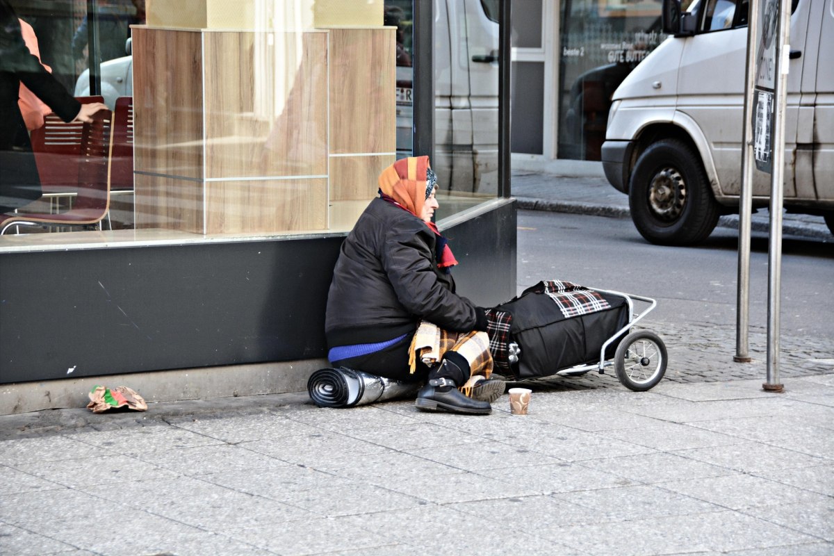 poverty-1423343_1920-1200×800