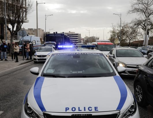 Alkis Kampanos; Thessaloniki; police; riot police; trial; Άλκης Καμπανός; Θεσσαλονίκη; αθλητική βία; αστυνομία; αστυνομικά μέτρα; αστυνομικός κλοιός; δίκη; δικαστήριο; δικαστικό μέγαρο; δολοφονία; περιπολικό;