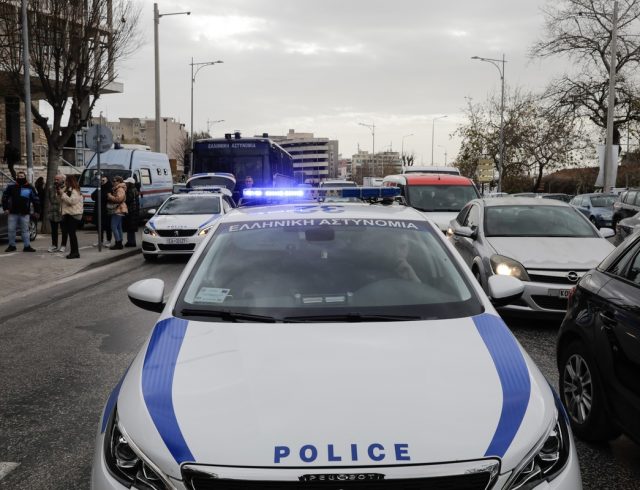 Alkis Kampanos; Thessaloniki; police; riot police; trial; Άλκης Καμπανός; Θεσσαλονίκη; αθλητική βία; αστυνομία; αστυνομικά μέτρα; αστυνομικός κλοιός; δίκη; δικαστήριο; δικαστικό μέγαρο; δολοφονία; περιπολικό;