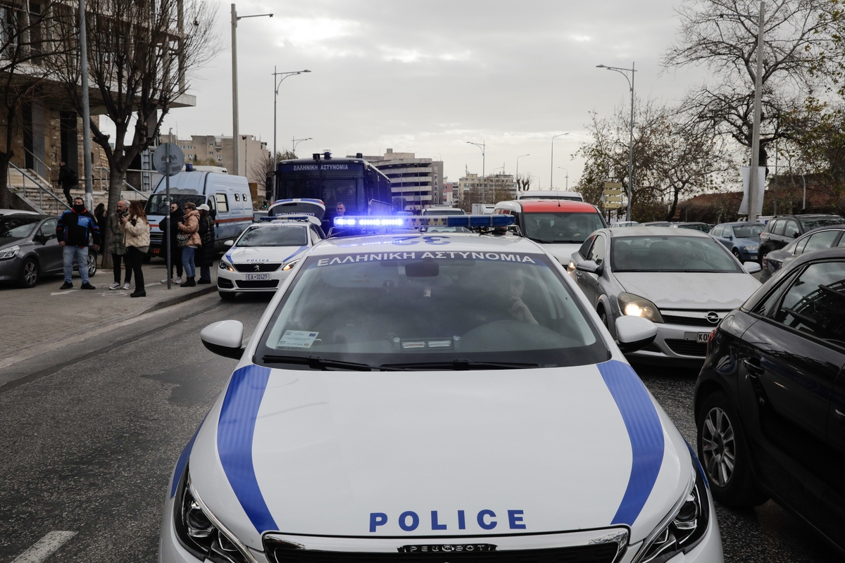 Alkis Kampanos; Thessaloniki; police; riot police; trial; Άλκης Καμπανός; Θεσσαλονίκη; αθλητική βία; αστυνομία; αστυνομικά μέτρα; αστυνομικός κλοιός; δίκη; δικαστήριο; δικαστικό μέγαρο; δολοφονία; περιπολικό;