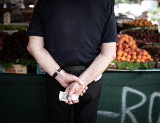 Euro; Greece; Kapani; Thessaloniki; Vlali Market (Kapani); bailout; bank note; banknote; capital controls; consumer; crisis; currency; customer; debt crisis; economy; economy crisis; elderly; financial crisis; fresh; frugality; fruit; memorandum; money; pension; pensioner; recession; shopper; shopping; street market; Αγορά Βλάλη; Αγορές; Ελλάδα; Θεσσαλονίκη; Καπάνι; ευρώ; ηλικιωμένος; καταναλωτής; λιτότητα; μνημόνιο; νόμισμα; οικονομία; οικονομική κρίση; πελάτης; συνταξιούχοι; συνταξιούχος; σύνταξη; τρίτη ηλικία; φρούτα; χαρτονόμισμα; χρήματα; ύφεση;