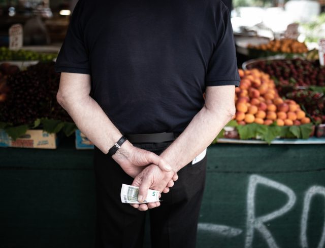Euro; Greece; Kapani; Thessaloniki; Vlali Market (Kapani); bailout; bank note; banknote; capital controls; consumer; crisis; currency; customer; debt crisis; economy; economy crisis; elderly; financial crisis; fresh; frugality; fruit; memorandum; money; pension; pensioner; recession; shopper; shopping; street market; Αγορά Βλάλη; Αγορές; Ελλάδα; Θεσσαλονίκη; Καπάνι; ευρώ; ηλικιωμένος; καταναλωτής; λιτότητα; μνημόνιο; νόμισμα; οικονομία; οικονομική κρίση; πελάτης; συνταξιούχοι; συνταξιούχος; σύνταξη; τρίτη ηλικία; φρούτα; χαρτονόμισμα; χρήματα; ύφεση;