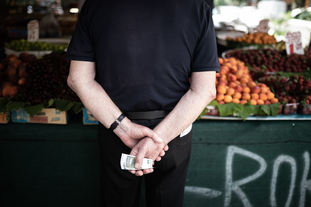 Euro; Greece; Kapani; Thessaloniki; Vlali Market (Kapani); bailout; bank note; banknote; capital controls; consumer; crisis; currency; customer; debt crisis; economy; economy crisis; elderly; financial crisis; fresh; frugality; fruit; memorandum; money; pension; pensioner; recession; shopper; shopping; street market; Αγορά Βλάλη; Αγορές; Ελλάδα; Θεσσαλονίκη; Καπάνι; ευρώ; ηλικιωμένος; καταναλωτής; λιτότητα; μνημόνιο; νόμισμα; οικονομία; οικονομική κρίση; πελάτης; συνταξιούχοι; συνταξιούχος; σύνταξη; τρίτη ηλικία; φρούτα; χαρτονόμισμα; χρήματα; ύφεση;