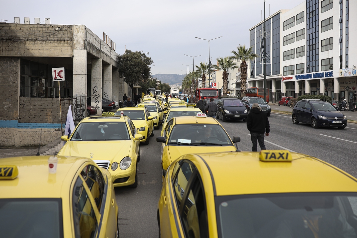 Athens; Attica; demonstration; drivers; protest; protesters; taxi; transport; transportation; Αθήνα; Αττική; Ταξί; διαμαρτυρία; διαμαρτυρόμενος; μέσα μεταφοράς; οδηγοί; στάση εργασίας; συγκέντρωση; ταξιτζήδες; ταξιτζής; ταρίφα;