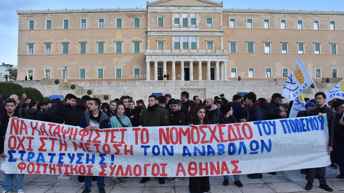 syntagma-stratiotikoi-03
