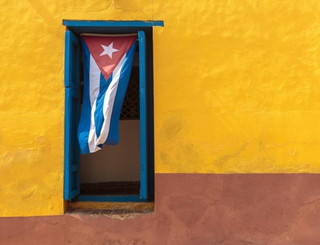cuba-flag-doorway