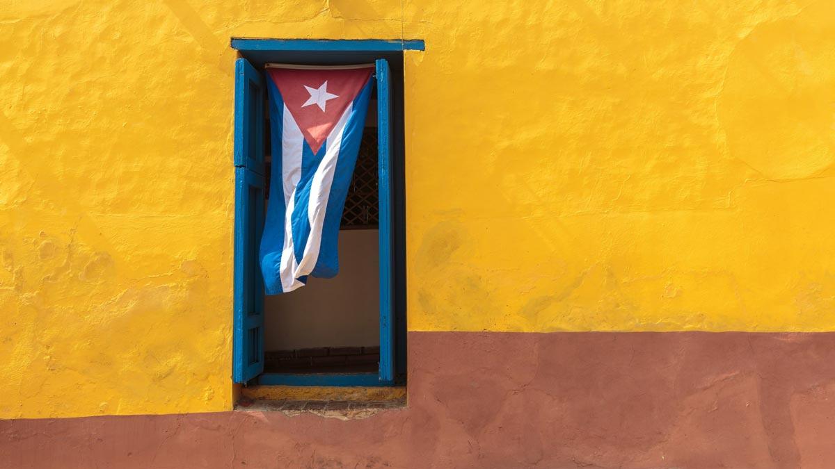 cuba-flag-doorway