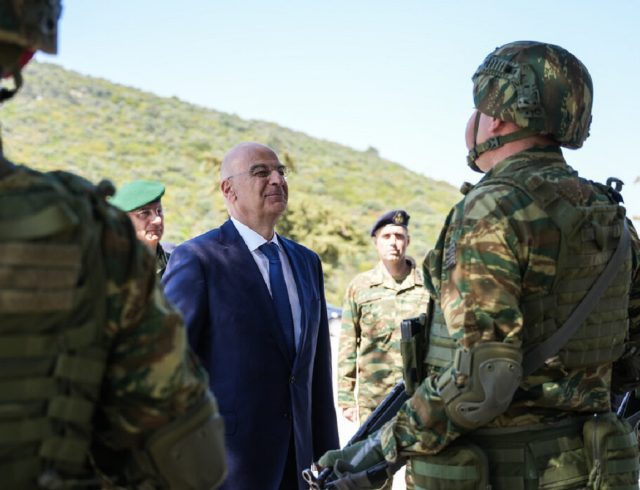ΕΠΙΣΚΕΨΗ ΤΟΥ ΥΠΟΥΡΓΟΥ ΑΜΥΝΑΣ ΝΙΚΟΥ ΔΕΝΔΙΑ ΣΕ ΣΤΡΑΤΙΩΤΙΚΟ ΦΥΛΑΚΙΟ ΣΤΗΝ ΛΕΣΒΟ (ΠΑΝΑΓΙΩΤΗΣ ΜΠΑΛΑΣΚΑΣ/EUROKINISSI)