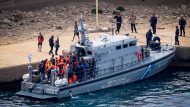 [386702] ΣΕ ΛΙΜΑΝΙ ΤΗΣ ΚΡΗΤΗΣ ΑΠΟΒΙΒΑΣΤΗΚΑΝ ΤΑ ΜΕΛΗ ΤΟΥ ΣΤΟΛΟΥ GLOBAL SUMUD FLOTILLA  (ΣΤΕΦΑΝΟΣ ΡΑΠΑΝΗΣ/EUROKINISSI)