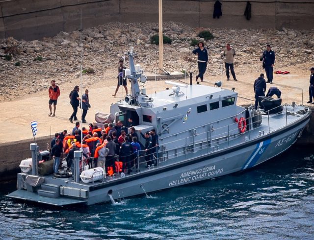 [386702] ΣΕ ΛΙΜΑΝΙ ΤΗΣ ΚΡΗΤΗΣ ΑΠΟΒΙΒΑΣΤΗΚΑΝ ΤΑ ΜΕΛΗ ΤΟΥ ΣΤΟΛΟΥ GLOBAL SUMUD FLOTILLA  (ΣΤΕΦΑΝΟΣ ΡΑΠΑΝΗΣ/EUROKINISSI)