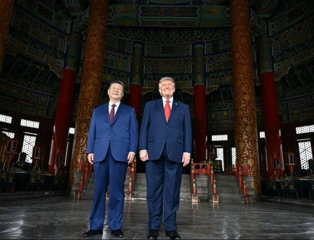 Trump_sitzinpig