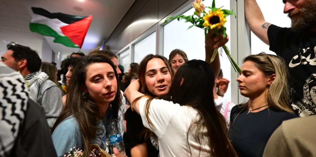 [387200] ΕΠΑΝΑΠΑΤΡΙΣΜΟΣ ΤΩΝ ΕΛΛΗΝΩΝ ΑΚΤΙΒΙΣΤΩΝ ΠΟΥ ΣΥΜΜΕΤΕΙΧΑΝ ΣΤΟN GLOBAL SUMUD FLOTILLA (ΤΑΤΙΑΝΑ ΜΠΟΛΑΡΗ/EUROKINISSI)