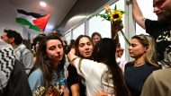 [387200] ΕΠΑΝΑΠΑΤΡΙΣΜΟΣ ΤΩΝ ΕΛΛΗΝΩΝ ΑΚΤΙΒΙΣΤΩΝ ΠΟΥ ΣΥΜΜΕΤΕΙΧΑΝ ΣΤΟN GLOBAL SUMUD FLOTILLA (ΤΑΤΙΑΝΑ ΜΠΟΛΑΡΗ/EUROKINISSI)