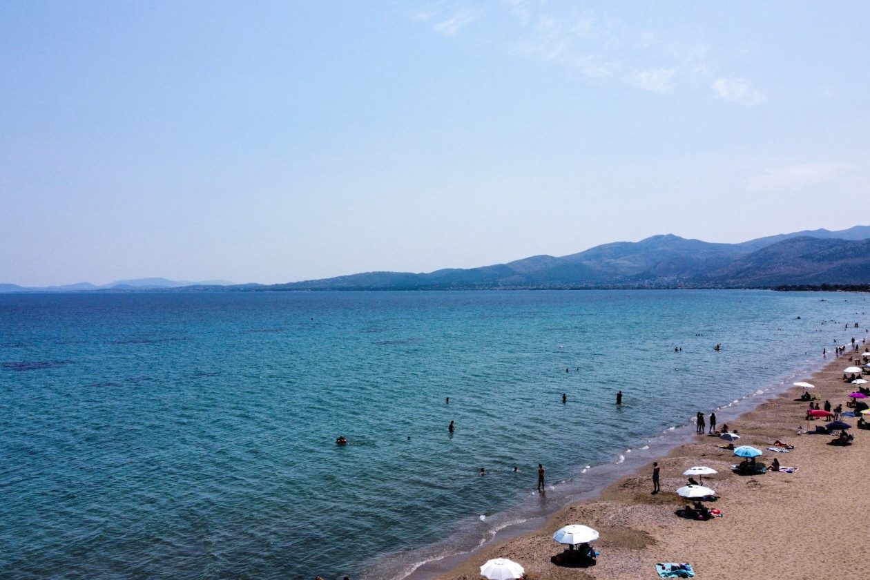 Attica; beach; coast; hot weather; summer; sun; sunny; weather; αττική; ζέστη; καλοκαίρι; παραλία; παραλιακό μέτωπο; υψηλές θερμοκρασίες; heat wave; heatwave; θερμοκρασία; temperature; high temperature; σχοινιάς; αέριες φωτογραφίες; drone; drone pictures; aerial;
