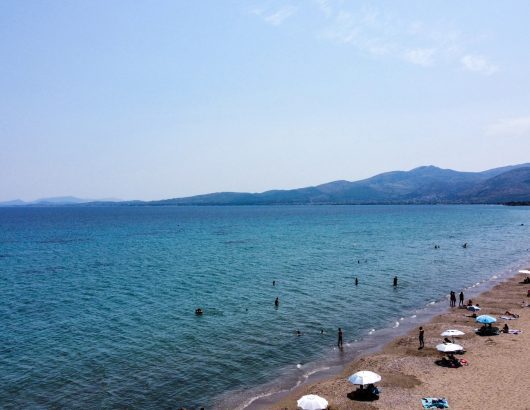 Attica; beach; coast; hot weather; summer; sun; sunny; weather; αττική; ζέστη; καλοκαίρι; παραλία; παραλιακό μέτωπο; υψηλές θερμοκρασίες; heat wave; heatwave; θερμοκρασία; temperature; high temperature; σχοινιάς; αέριες φωτογραφίες; drone; drone pictures; aerial;