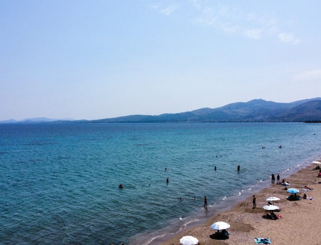 Attica; beach; coast; hot weather; summer; sun; sunny; weather; αττική; ζέστη; καλοκαίρι; παραλία; παραλιακό μέτωπο; υψηλές θερμοκρασίες; heat wave; heatwave; θερμοκρασία; temperature; high temperature; σχοινιάς; αέριες φωτογραφίες; drone; drone pictures; aerial;