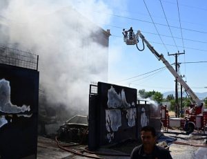 [387698] ΠΥΡΚΑΓΙΑ ΣΕ ΚΑΤΑΣΤΗΜΑ ΑΝΤΑΛΛΑΚΤΙΚΩΝ ΑΥΤΟΚΙΝΗΤΩΝ ΣΤΟ ΜΕΝΙΔΙ  (ΜΙΧΑΛΗΣ ΚΑΡΑΓΙΑΝΝΗΣ / EUROKINISSI)