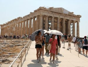ΤΟΥΡΙΣΤΕΣ ΕΠΙΣΚΕΠΤΟΝΤΑΙ ΤΗΝ ΑΚΡΟΠΟΛΗ