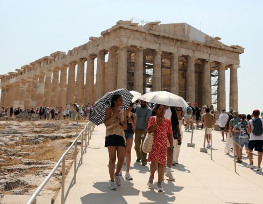 ΤΟΥΡΙΣΤΕΣ ΕΠΙΣΚΕΠΤΟΝΤΑΙ ΤΗΝ ΑΚΡΟΠΟΛΗ