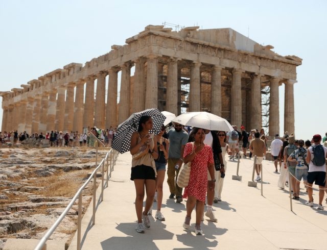 ΤΟΥΡΙΣΤΕΣ ΕΠΙΣΚΕΠΤΟΝΤΑΙ ΤΗΝ ΑΚΡΟΠΟΛΗ