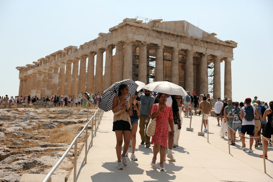 ΤΟΥΡΙΣΤΕΣ ΕΠΙΣΚΕΠΤΟΝΤΑΙ ΤΗΝ ΑΚΡΟΠΟΛΗ