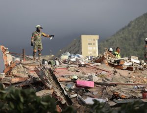Venezuela restricts access to earthquake-hit La Guaira state