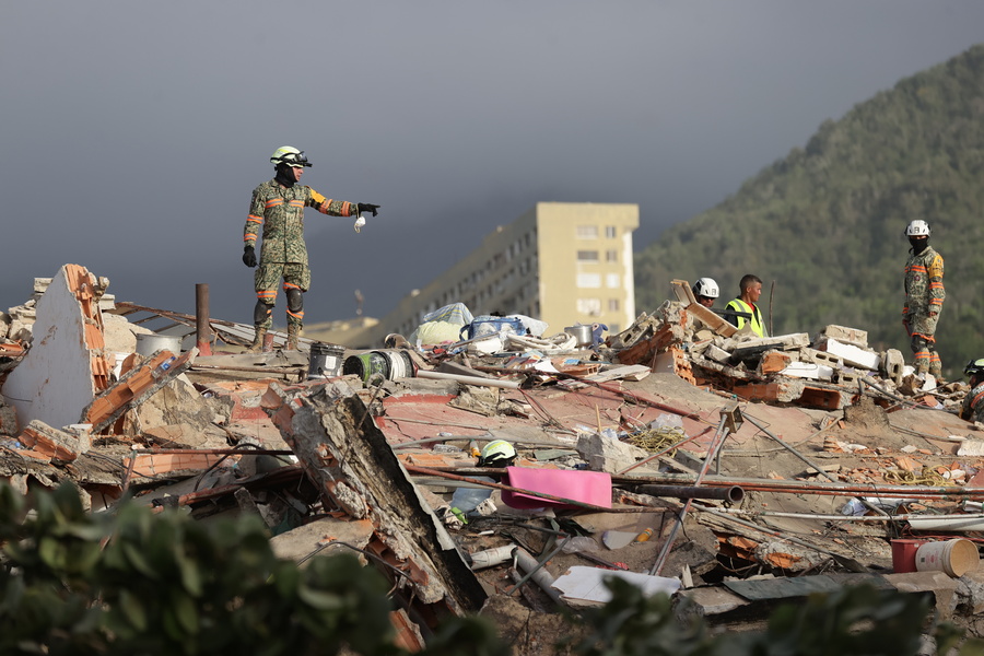 Venezuela restricts access to earthquake-hit La Guaira state