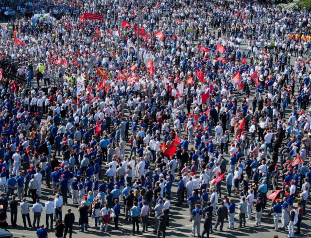 Volkswagen-employees-IG-Metall