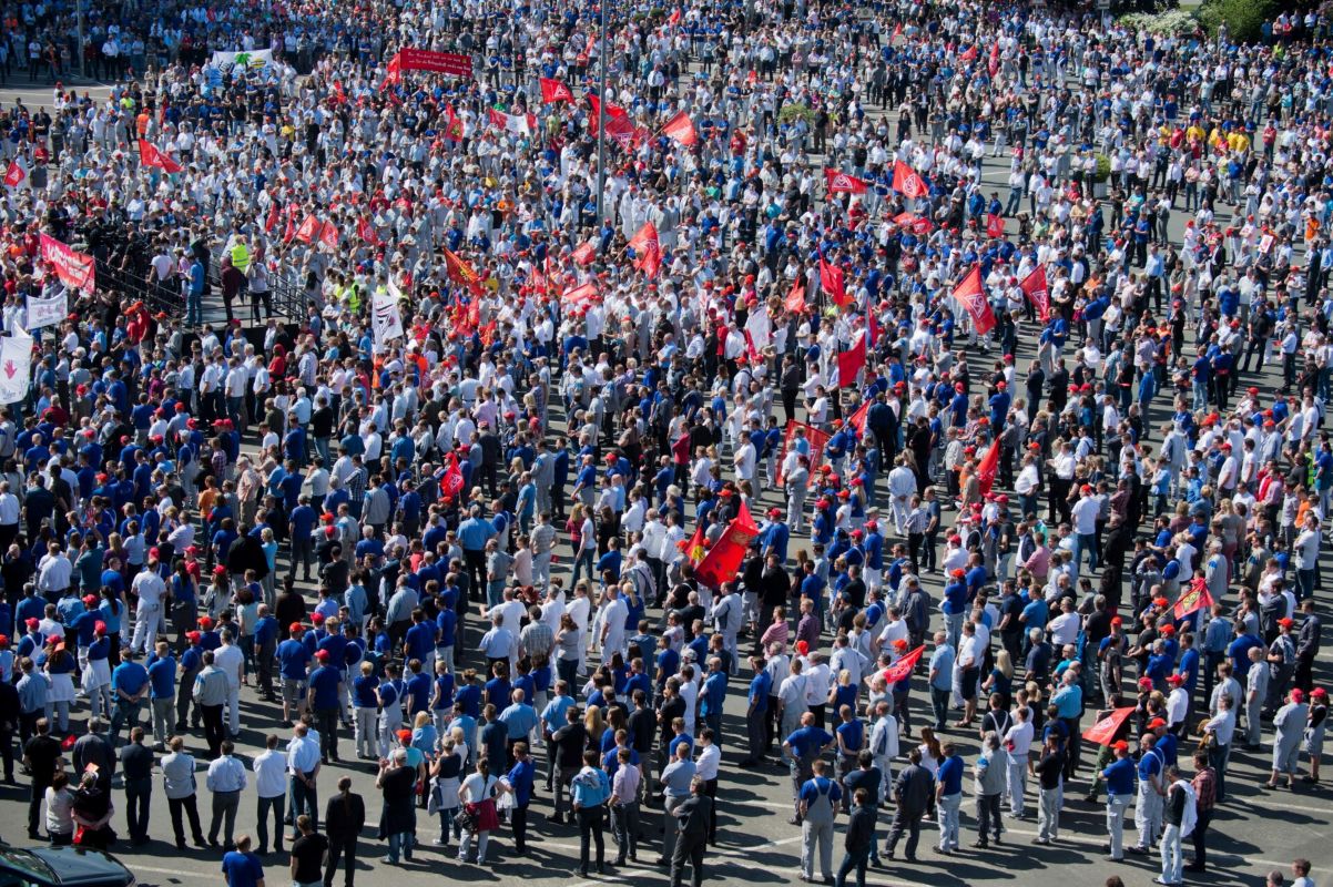 Volkswagen-employees-IG-Metall