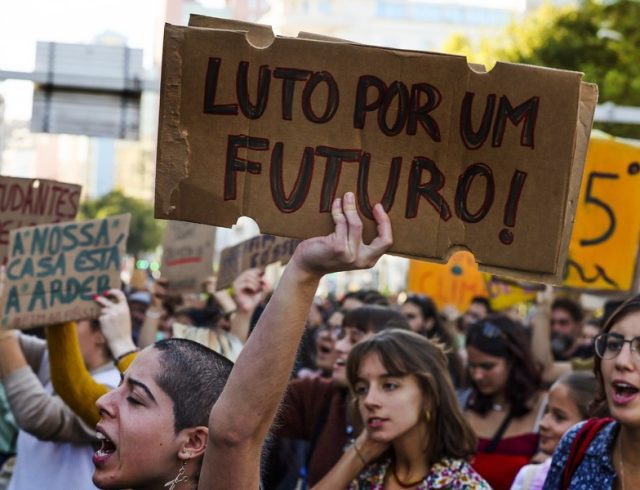 230226084359_portugal-demonstration