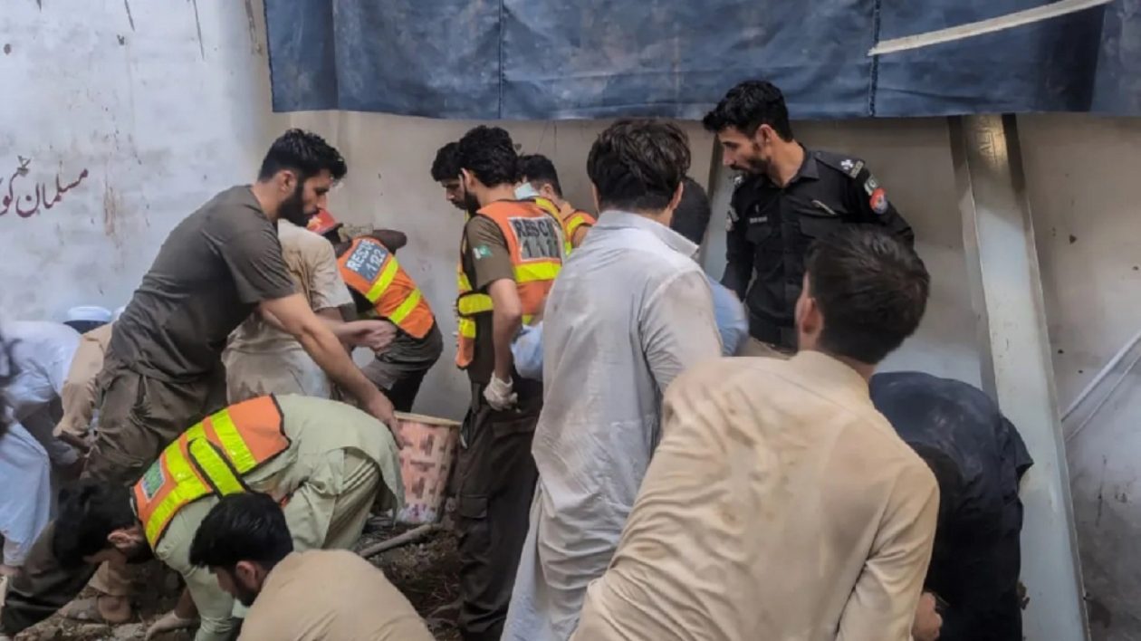pakistan-peshwar-school-collapse