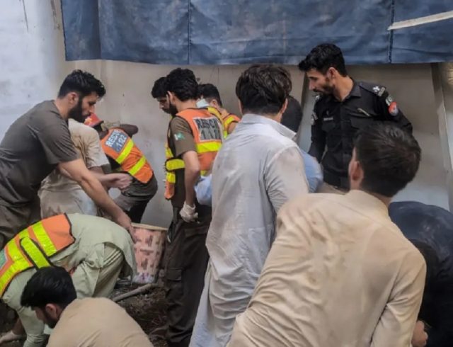pakistan-peshwar-school-collapse