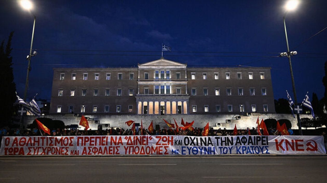 sygkentr-kne-syntagma-16-xronos-podosfairistis-17a