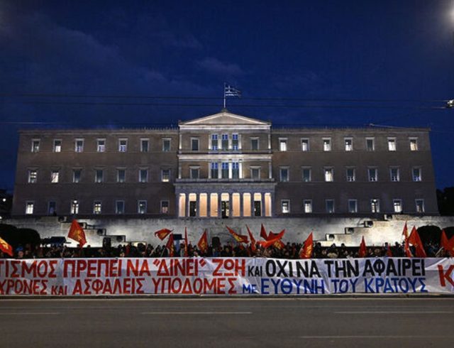 sygkentr-kne-syntagma-16-xronos-podosfairistis-17a